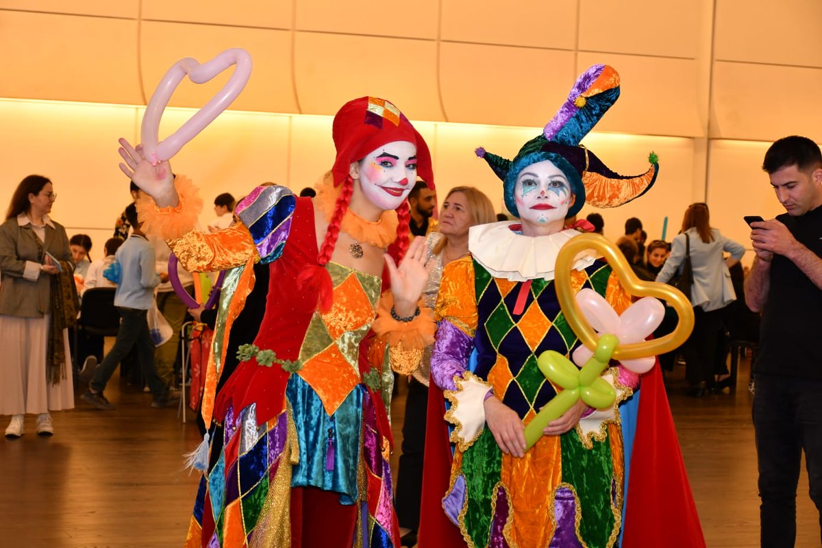 İlk dəfə keçirilən Uşaq İncəsənət Festivalının ən şirin xatirələrlə yaddaşlara həkk olundu

#Azərbaycan #HeydərƏliyev #HeydərƏliyev100 #ÜmummilliLider #UİF #1İncəsənətFestivalı #mədəniyyət #incəsənət #incənəsətfestivalı #festival #uifaz #medeniyyet