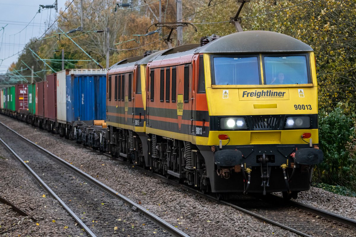 upsidedownhead5's tweet photo. Double 90 now regular on 4L90, @RailFreight 90013 + 90015 charge through Gatley, 13/11/23.
#gatley #Manchester #Railway #railpic #skoda #freighttrain #freightliner #class90 #nikon #sigma150600 #train #railfans https://t.co/eX7ouDt81a