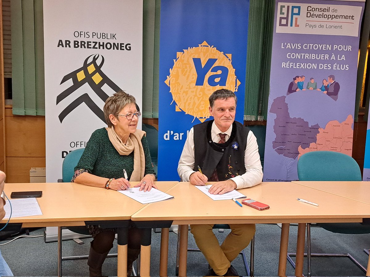 Vendredi dernier, signature de la Charte Ya d'ar Brezhoneg entre l'Ofis et le Conseil de Développement du Pays de Lorient. (Premier conseil citoyen de ce type à signer la charte).