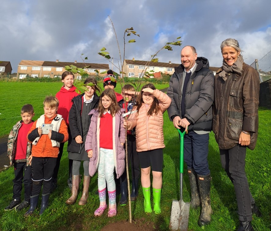 A big thank you to @cefincampbell for joining us at Myrddin Community Primary today to plant a tree. Pupils will be able to enjoy the blossoming tree for years to come and the benefits it brings for nature. #BlossomWatch #GwleddYGwanwyn
