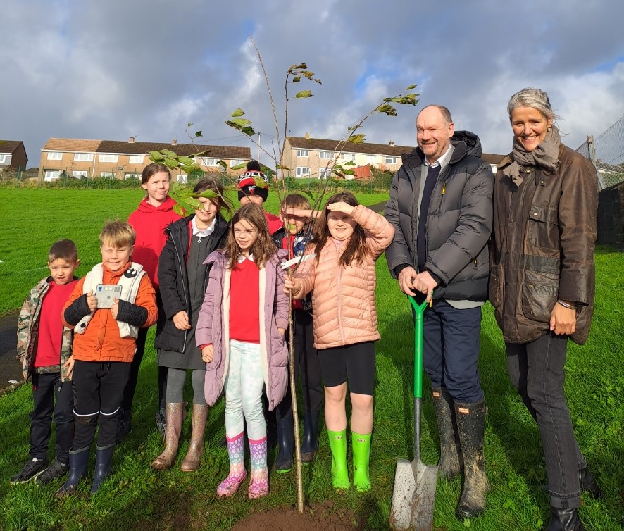 Diolch yn fawr i @cefincampbell am ymuno â ni yn Ysgol Gynradd Gymunedol Myrddin heddiw i blannu coeden. Bydd disgyblion yn gallu mwynhau'r goeden flodeuol am flynyddoedd i ddod, a'r buddion a ddaw ohoni i fyd natur. #GwleddYGwanwyn #BlossomWatch