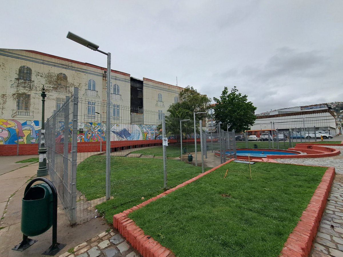 elhiperheroe's tweet photo. Valparaíso, el único lugar donde se cierran plazas en vez de abrirlas.
Qué pasa con el espacio público?
#Patrimonio #Humanidad https://t.co/LI5JGZpBFO