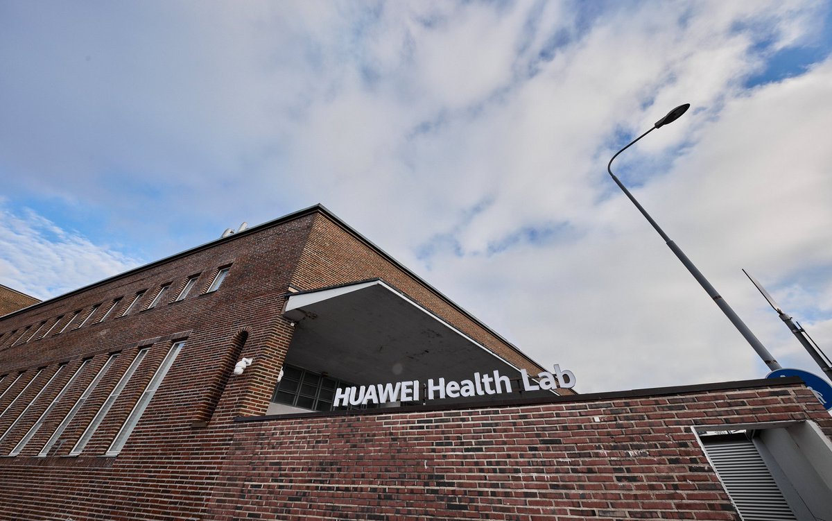 HuaweiFr's tweet image. Découvrez le #Huawei Health Lab en Finlande !
Doté d'équipements de pointe (simulateur de ski et une piscine à contre-courant), ce laboratoire sert de plateforme de recherche sur les #algorithmes de suivi de la santé afin d'améliorer les performances des montres connectées.