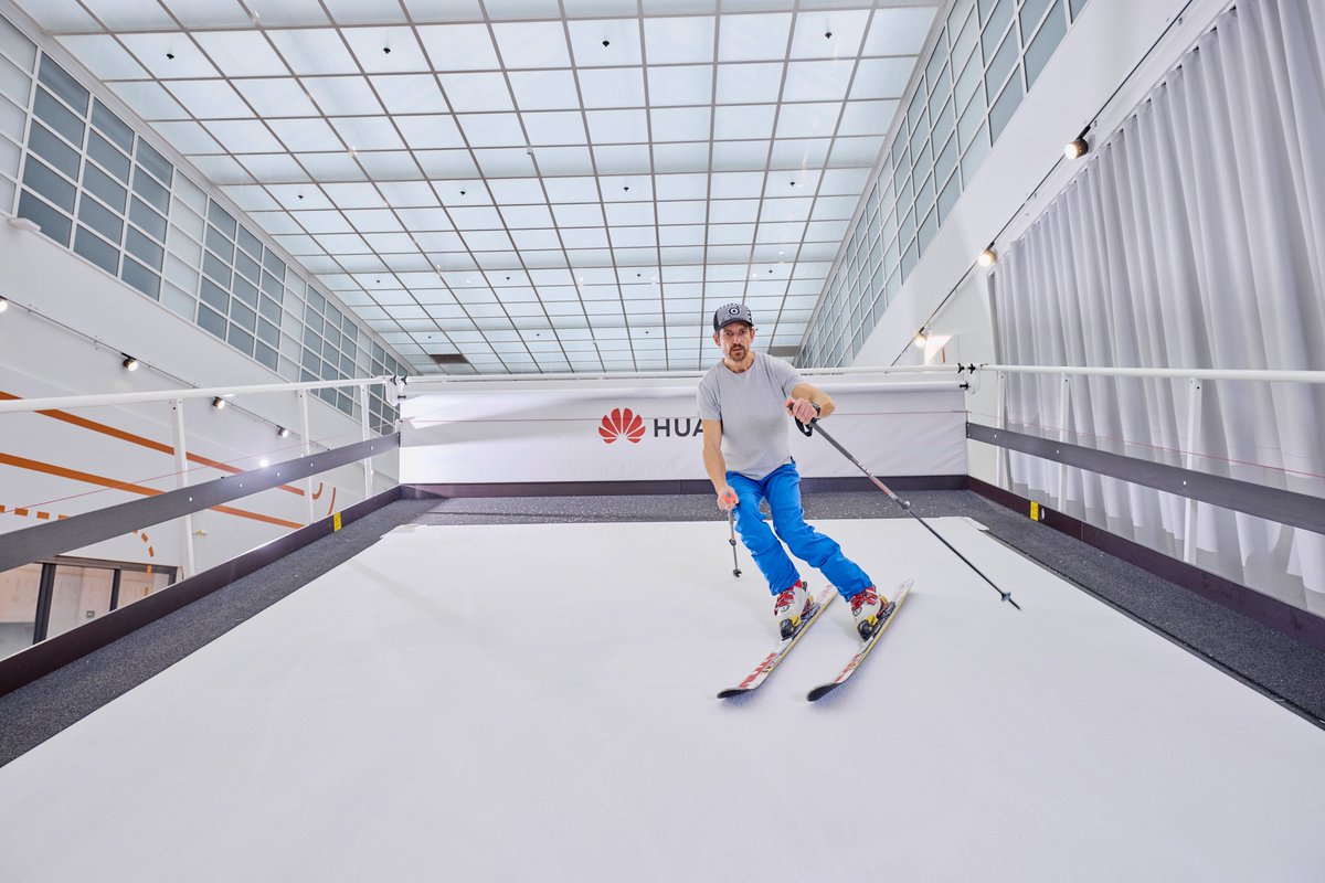 HuaweiFr's tweet image. Découvrez le #Huawei Health Lab en Finlande !
Doté d'équipements de pointe (simulateur de ski et une piscine à contre-courant), ce laboratoire sert de plateforme de recherche sur les #algorithmes de suivi de la santé afin d'améliorer les performances des montres connectées.