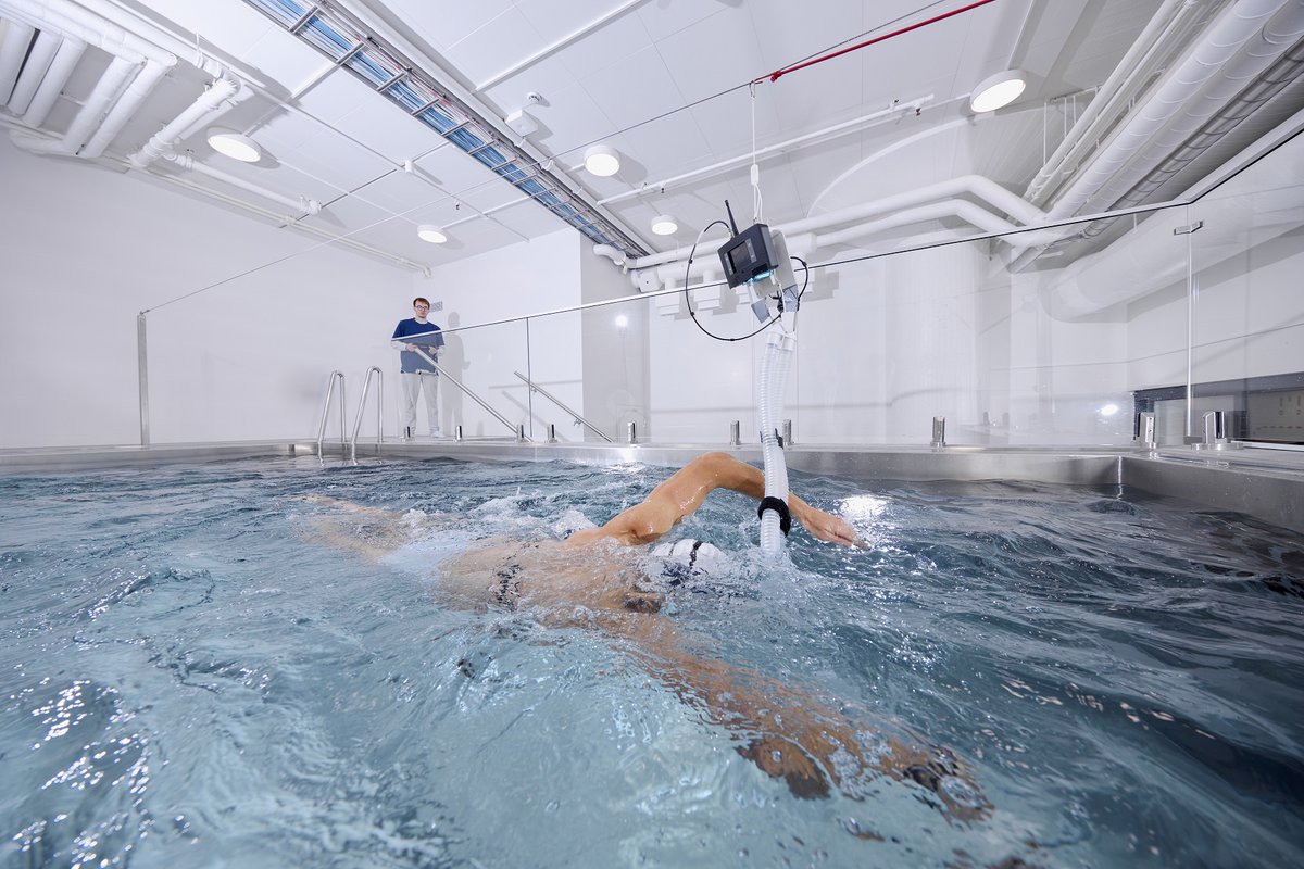 HuaweiFr's tweet image. Découvrez le #Huawei Health Lab en Finlande !
Doté d'équipements de pointe (simulateur de ski et une piscine à contre-courant), ce laboratoire sert de plateforme de recherche sur les #algorithmes de suivi de la santé afin d'améliorer les performances des montres connectées.