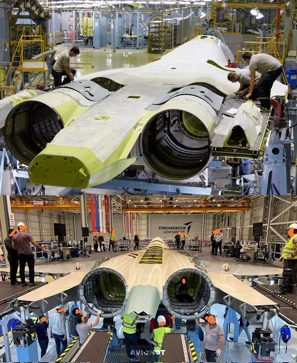Türk yapımı KAAN ve Rus yapımı SU-57 beşinci nesil savaş uçağı prototiplerinin üretim hattında çekilmiş fotoğrafları.

Arka kısımları geometrik olarak benzeyen ancak üretim teknolojisi ve tasarım disiplinleri birbirinden farklı iki savaş uçağı.