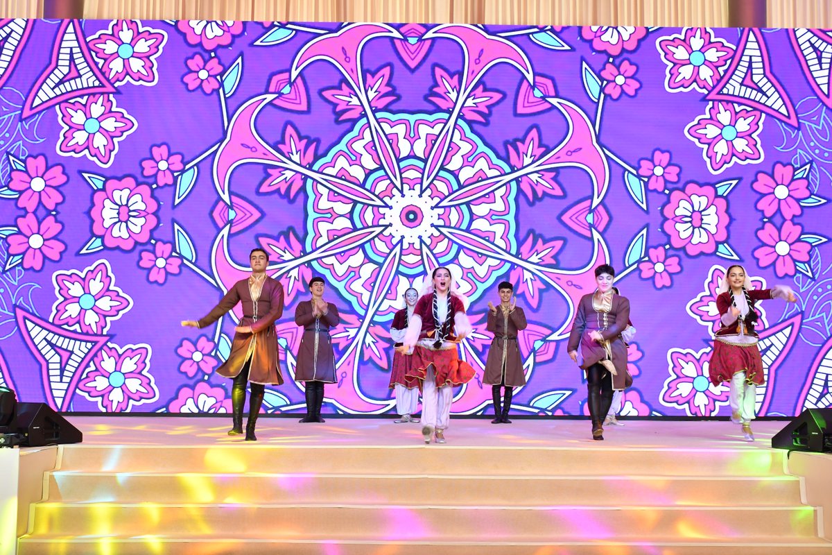 Noyabrın 13-də Heydər Əliyev Mərkəzində Uşaq İncəsənət Festivalının bağlanış və qaliblərin mükafatlandırılması mərasimi keçirilib

Ətraflı: bit.ly/3ufaWSj

#Azərbaycan #HeydərƏliyev #ÜmummilliLider #UluÖndər #UİF #mədəniyyət #incəsənət #incənəsətfestivalı #festival