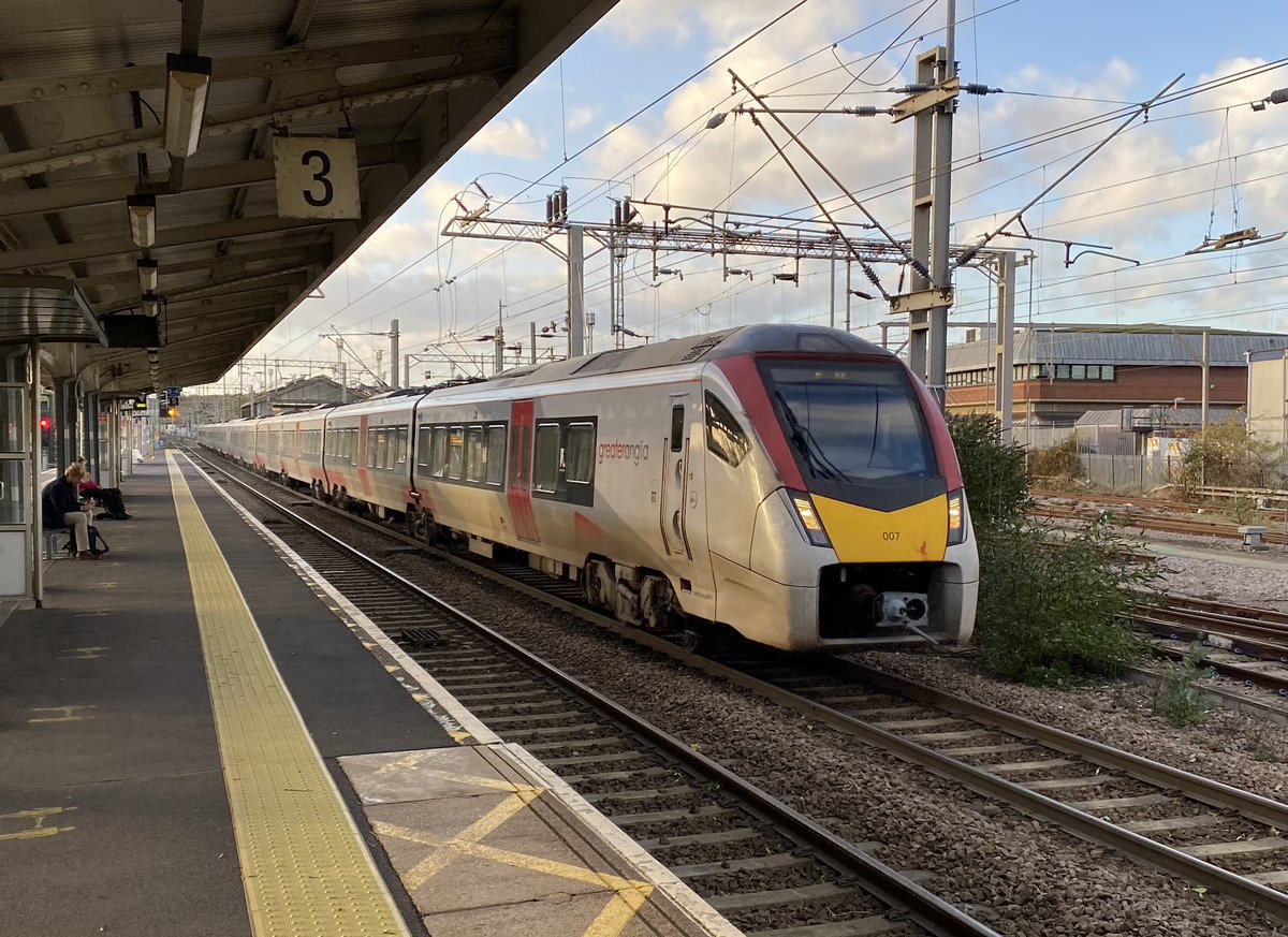loypass_SCCar's tweet image. 🚄 Just time to note a Down Norwich Flirt - 745 007 - before heading west again in No. 10. @greateranglia #class745 #Stadler #Colchester