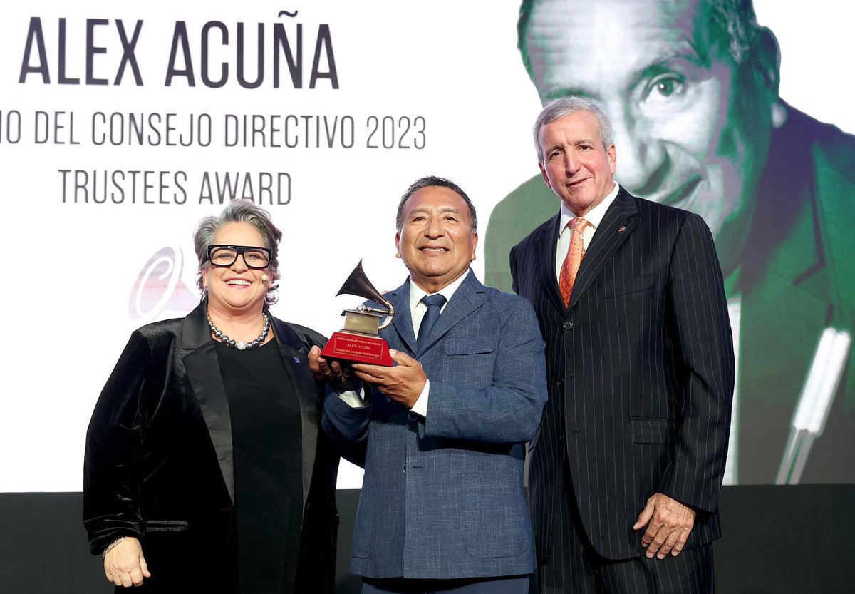tercerparlante's tweet image. El percusionista peruano #AlexAcuña recibió un premio del Consejo Directivo de los #LatinGrammy 2023 por su destacada carrera.

Acuña, quien nació en Pativilca en 1944, ha trabajado con Elvis Presley, Paul McCartney, Carlos Santana, Diana Ross. También fue parte de Weather Report