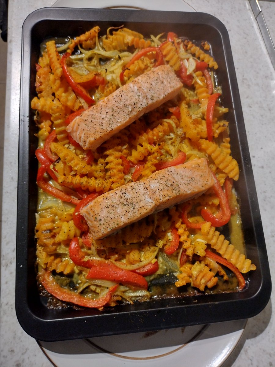DeeLau1's tweet photo. ๐คคA quick Spicy salmon and butternut squash traybake tonight. There's a pervasive smell of fish sauce around the house. Phew! #fast800 #exvegan https://t.co/CkG6dmSWWI