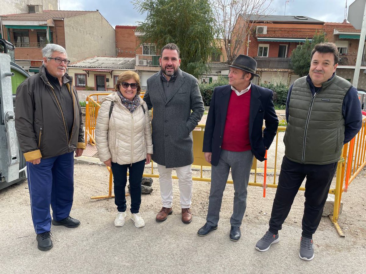 rubenai's tweet photo. He estado hoy recorriendo con la Coordinadora Vecinal Ciudad-Setenta y tratando temas de salud pública en el barrio. 

He querido que me enseñarán de primera mano algunas cuestiones a mejorar y sobre todo recogiendo propuestas. https://t.co/U0lMbTPePP