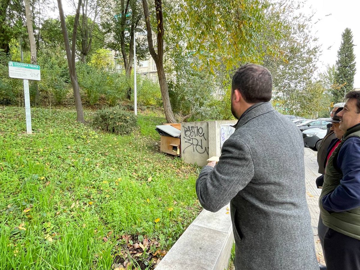 He estado hoy recorriendo con la Coordinadora Vecinal Ciudad-Setenta y tratando temas de salud pública en el barrio. He querido que me enseñarán de primera mano algunas cuestiones a mejorar y sobre todo recogiendo propuestas.