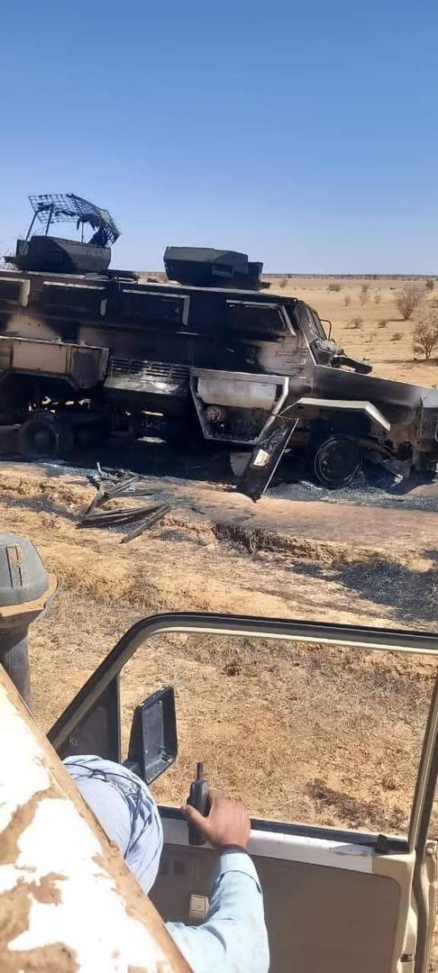 edssnag's tweet image. إعلام #DIRPA
يتقن جميع فنون الكذب الإعلامي 
عندما علم أن إحدى المدرعات احترقت 
ولم يستطع أن ينفي ذالك قال بأنها تتبع ل #CCP_PCD
لكي يقنع جمهوره الساذج 
لكن للأسف نسي المدرعه 
الثانيه والطائره التي احترقت فور وصولها 
لمطار غاو 

#freeAzawad ✌💪