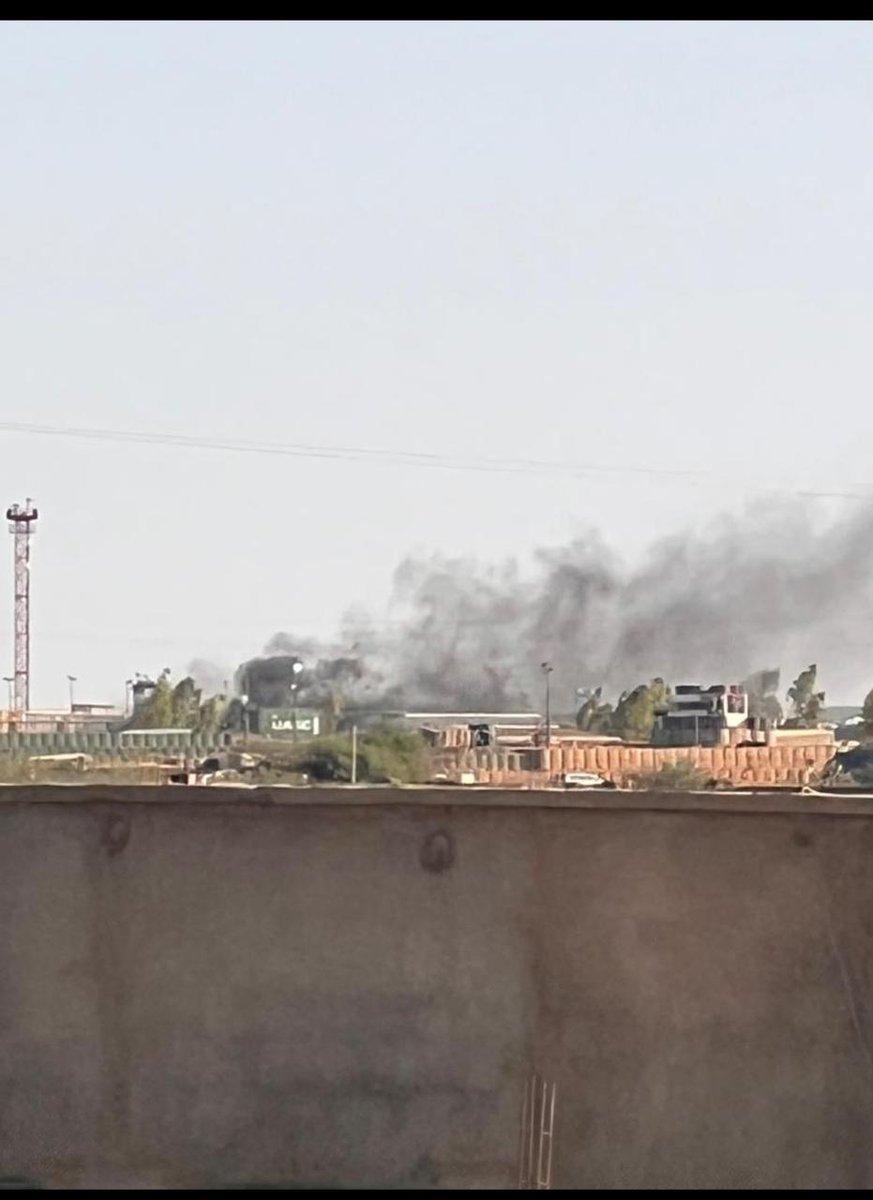 edssnag's tweet image. إعلام #DIRPA
يتقن جميع فنون الكذب الإعلامي 
عندما علم أن إحدى المدرعات احترقت 
ولم يستطع أن ينفي ذالك قال بأنها تتبع ل #CCP_PCD
لكي يقنع جمهوره الساذج 
لكن للأسف نسي المدرعه 
الثانيه والطائره التي احترقت فور وصولها 
لمطار غاو 

#freeAzawad ✌💪