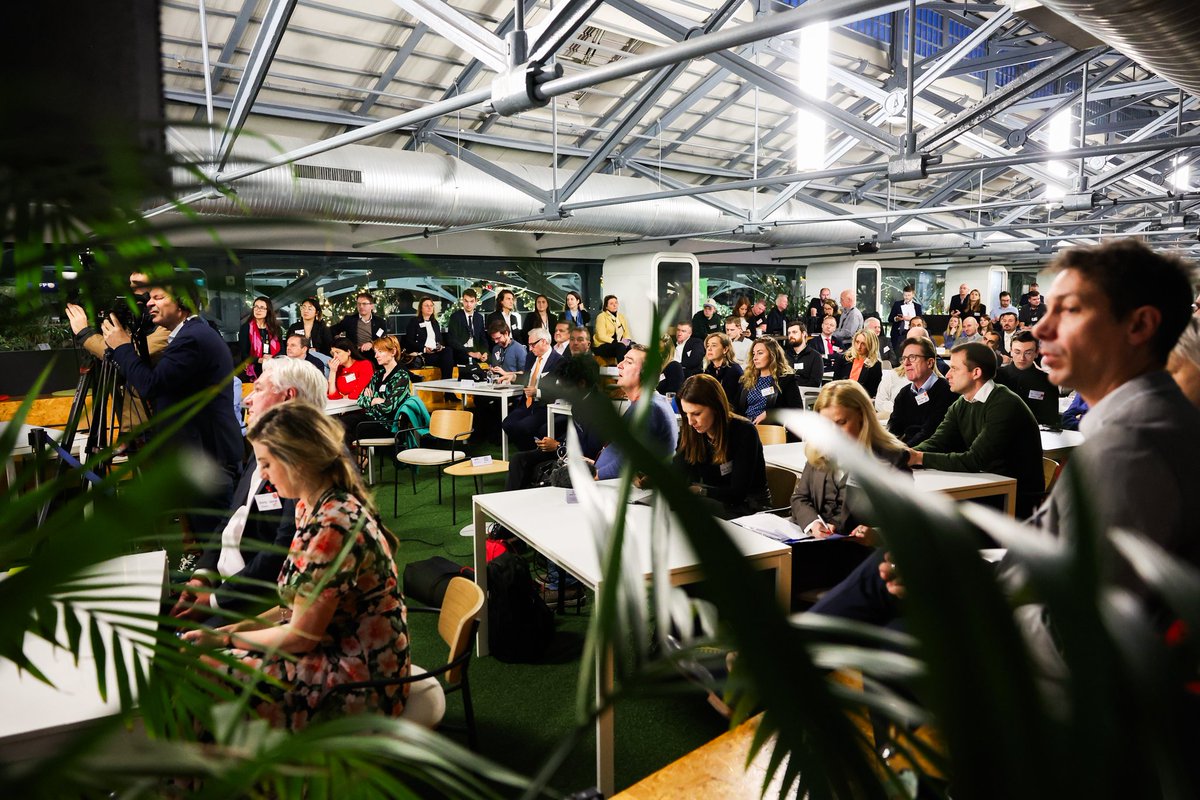 Jean-Noël Barrot (@jnbarrot) on Twitter photo Aux côtés d'<a href="/Elisabeth_Borne/">Élisabeth BORNE</a> à Dublin, à la rencontre des entrepreneurs irlandais, de la communauté française de la <a href="/tech_Dublin/">French Tech Dublin 🇮🇪</a> et de nos homologues pour échanger sur le développement d’un écosystème tech européen innovant et protecteur. Aux côtés d'<a href="/Elisabeth_Borne/">Élisabeth BORNE</a> à Dublin, à la rencontre des entrepreneurs irlandais, de la communauté française de la <a href="/tech_Dublin/">French Tech Dublin 🇮🇪</a> et de nos homologues pour échanger sur le développement d’un écosystème tech européen innovant et protecteur.