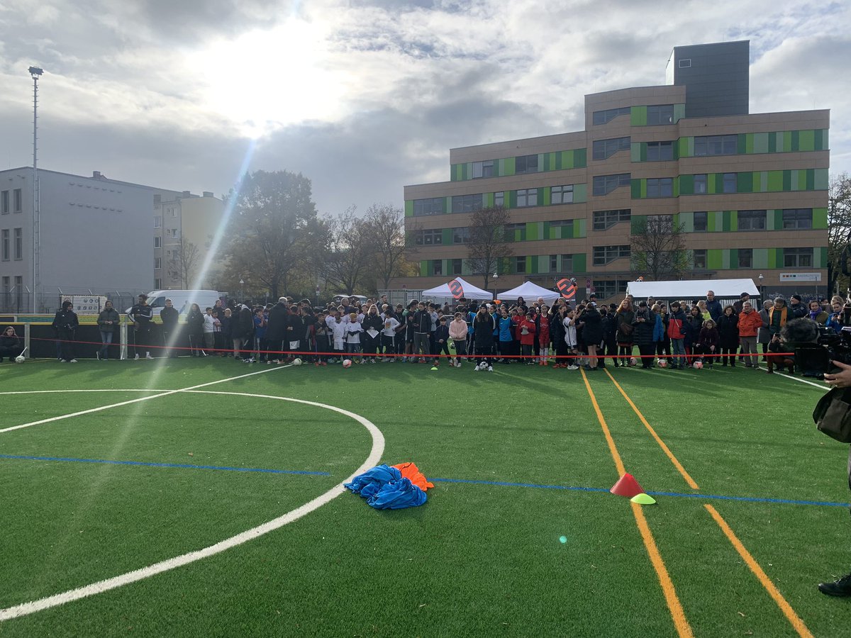 BenjaminFritz19's tweet photo. Am vergangenen Samstag durften @stefremlinger, @ephraimgothe und ich gemeinsam den neuen Fußballplatz in der Ruheplatzstraße am #leopoldplatz eröffnen. Ich danke Amandla für die Projektumsetzung des Safe Hub und wünsche für die Zukunft alles Gute! 
#safehub #wedding #sportinmitte https://t.co/qDrx7p1erm