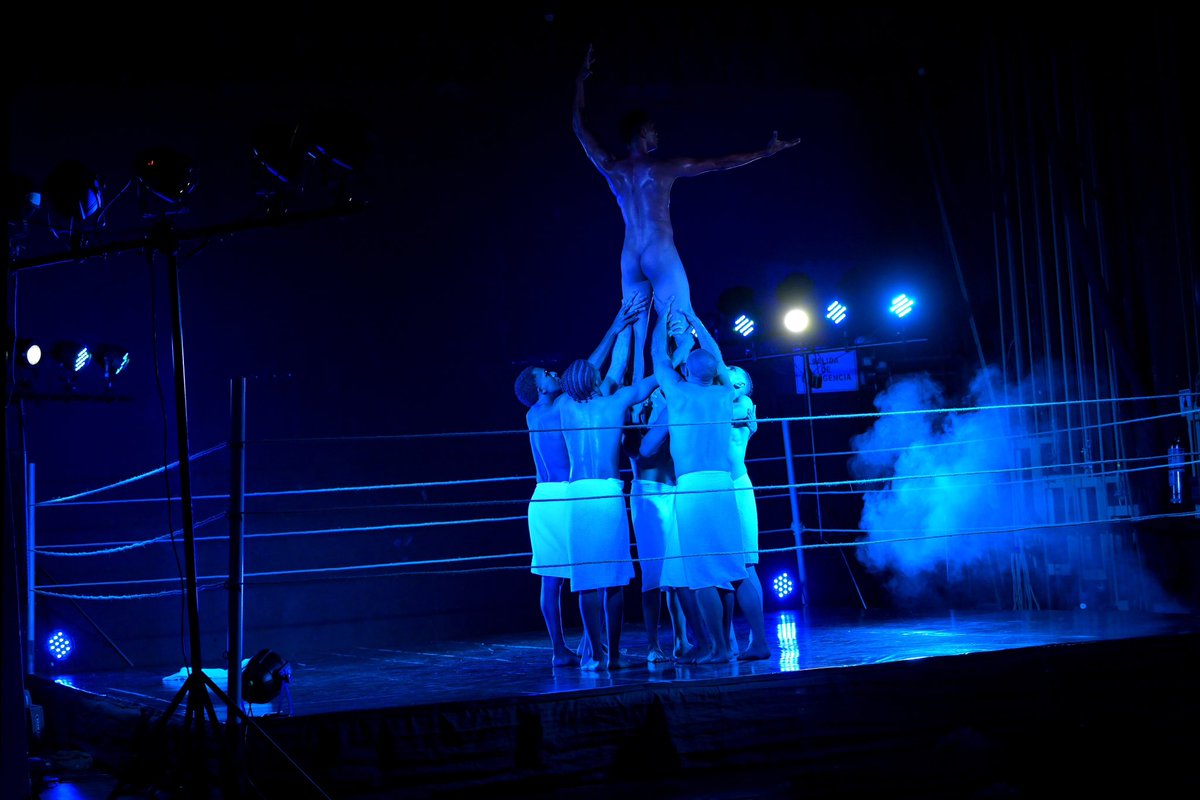 Bienaldanzacali's tweet photo. Los 'Clasificadys' combatieron sus miedos.

Los artistas del Colectivo Desaldabar subieron el ring para mostrarle al público, que ser fuerte, no solo se trata de ser rudos o valientes, sino de ser honestos y conscientes de quienes somos, de mostrarnos con autenticidad.

🧵 https://t.co/0FvQFIyhEo