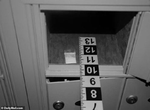 DC_Draino's tweet photo. 🚨Pictures of Hunter’s “alleged” coke bag released

He’s been in drug rehabs multiple times

His laptop was found showing drug use &amp; prostitutes

His dad occupies the oval office

A bag of blow was found in the White House

And these clowns pretend they don’t know whose it is https://t.co/tFSrxlRWUt