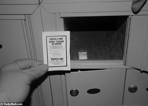 DC_Draino's tweet photo. 🚨Pictures of Hunter’s “alleged” coke bag released

He’s been in drug rehabs multiple times

His laptop was found showing drug use &amp; prostitutes

His dad occupies the oval office

A bag of blow was found in the White House

And these clowns pretend they don’t know whose it is https://t.co/tFSrxlRWUt