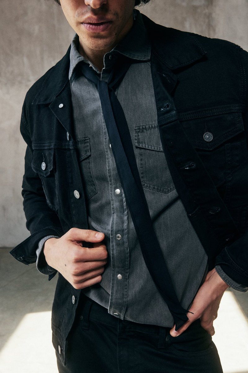 How to style the Slim Scarf:

"The scarf tie is probably the most unique of the group - I’d say styled with a regular shirt tied into a bow paired with dark denim and a blazer to top it off. I think the options are endless." - Warren Alfie Baker

Shop now: thetiebar.com/product/tie-55…