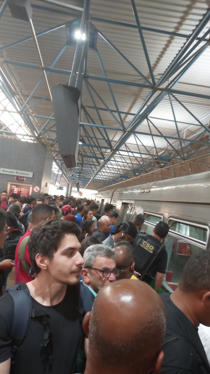 EdnalddoS's tweet image. @metrodfoficial como sempre mantendo o ótimo serviço, vagão quebrado em águas claras, ótimo jeito se finalizar um dia cansativo de trabalho

#metrodf