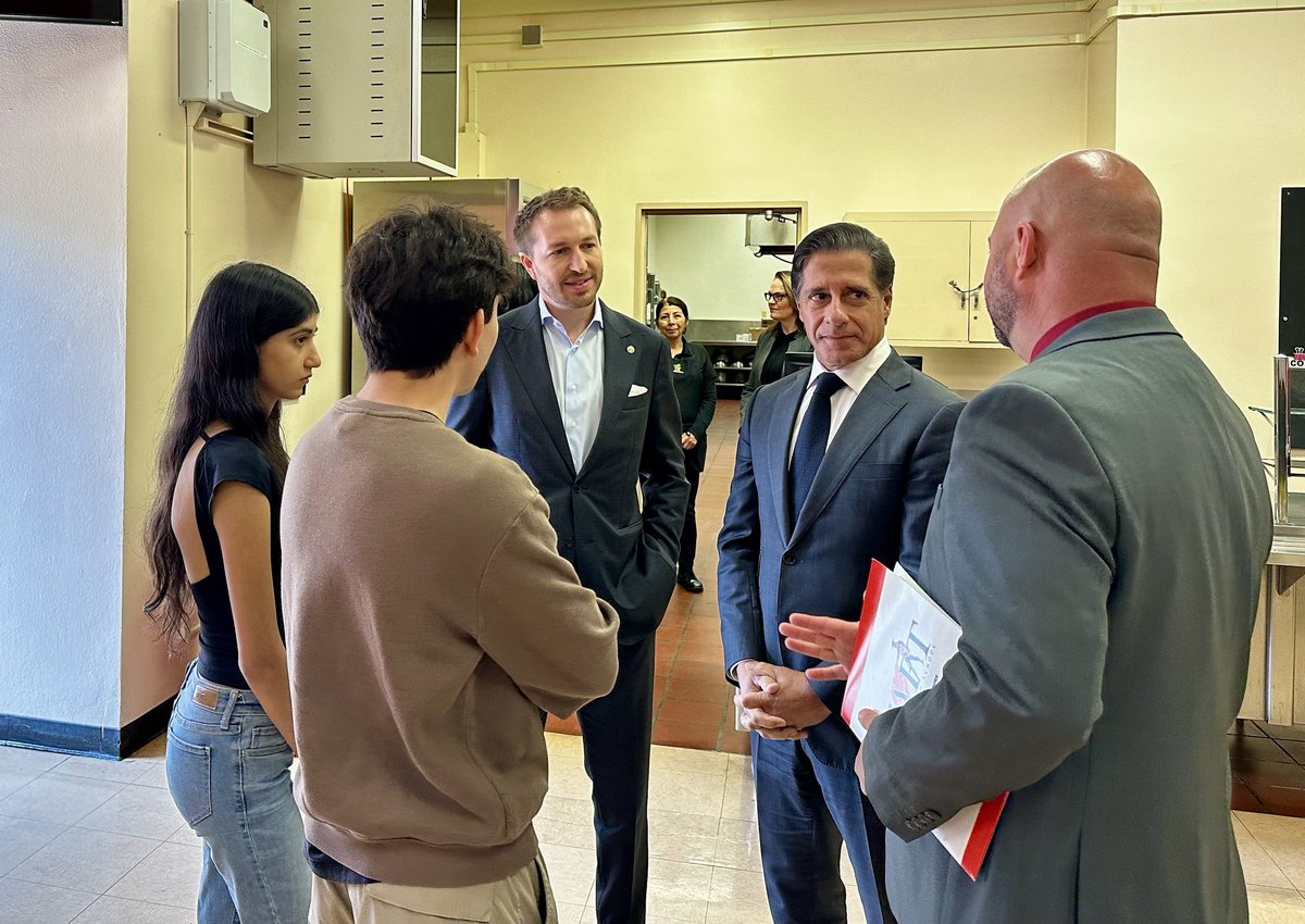 Alberto M. Carvalho (@lausdsup) on Twitter photo During National Homeless Youth Awareness Month, we continue to strengthen our support to meet the needs of our <a href="/LASchools/">Los Angeles Unified</a> students. Today, we will again knock on doors and provide the resources they need to attend school regularly. #iAttend During National Homeless Youth Awareness Month, we continue to strengthen our support to meet the needs of our <a href="/LASchools/">Los Angeles Unified</a> students. Today, we will again knock on doors and provide the resources they need to attend school regularly. #iAttend