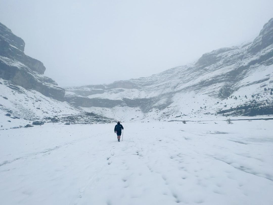 Parque Natural De Ordesa Y Monteperdido ❄️🌨️
•
•
•
📸: Gracias a galoivan_almerita
•
•
•
#CasaBiescas
#Pirineos #Pyrenees
#RinconesDelPirineo #RuralTop 
#pirineosadventures #pirineoaragones #ordesaymonteperdido #peñaxuans #bañospanticosa #pirineodehuesca #mountains #ordesa