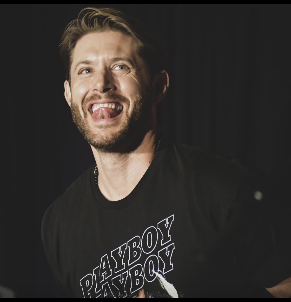 KarynSPN's tweet photo. ✳️ Y’all…Hello! It’s #ManCrushMonday! 
Time to visit SPNKCCon 2022. ❤️‍🔥🎤🎸#JensenAckles #AcklesNation #SPNKC2022 #RadioCo 
📸 Melissa Fudge Photography @FudgeTexas https://t.co/gBQdGFXbyr