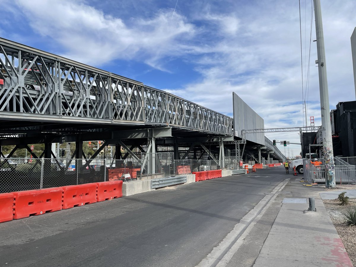 ianparkesf1's tweet photo. To keep traffic moving over Koval Lane, which forms a major part of the @F1LasVegas GP circuit, a temporary flyover has been constructed. My Uber driver from the airport last night said the last eight months had been “crazy” given all the construction work https://t.co/NHRf6tDNvm