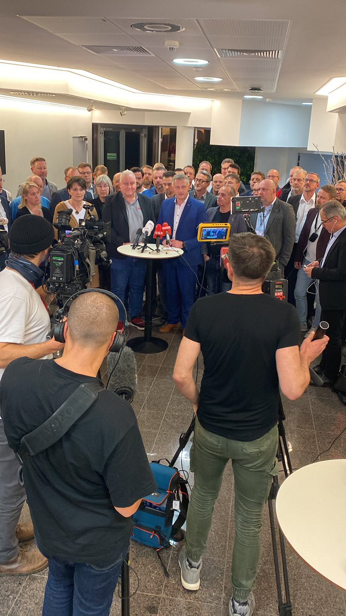 DMGuertler's tweet image. AB SOFORT WIRD GESTREIKT. Heute wurde uns wieder kein annehmbares Angebot gemacht. Die #Metaller werden bis Freitag einen Tag pro Betrieb streiken. Das Angebot (im Schnitt 6%) weit unter der Teuerung (9,6%) kommt nicht in Frage. #Streik @gewerkschaftGPA #ProGe #Gewerkschaft