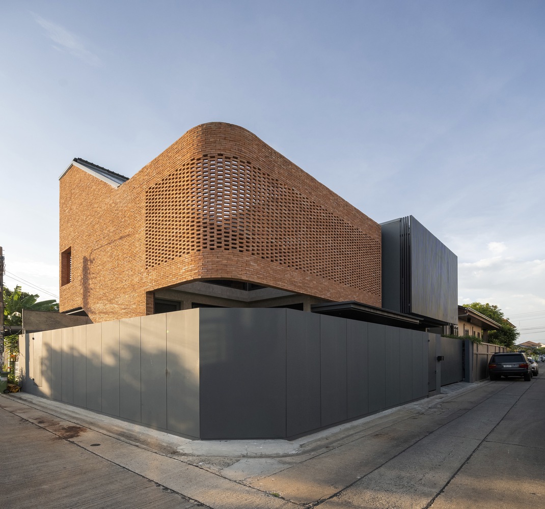 illustrarch's tweet image. MYJ House by BodinChapa Architects

🧐 What do you think about this design?

#building #architects #design #architecture #illustrarch