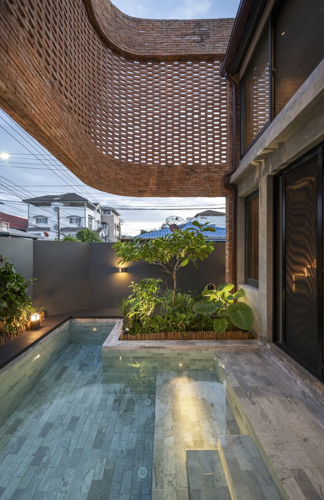 illustrarch's tweet image. MYJ House by BodinChapa Architects

🧐 What do you think about this design?

#building #architects #design #architecture #illustrarch