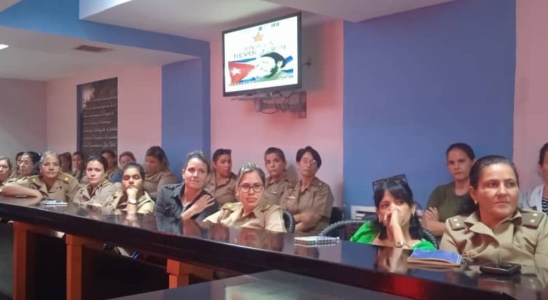 El Programa Nacional para el Adelanto de la Mujer (PAM) en nuestro ejército avanza en su implementación, así se analizó hoy en reunión dirigida por la jefatura del ejército con todas nuestras feminas a través de Videoconferencia.
#MujeresEnRevolución #Cuba 🇨🇺