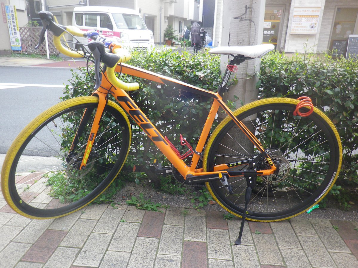gyow's tweet photo. 先日自転車を盗まれました。写真のFELTのオレンジに黄色の派手な自転車。私のカスタムなので同じものは一台も存在しません。どこかで放置されているのを見かけられたらお知らせください!! #自転車泥棒 #FELT #盗難被害 #拡散希望RTご協力お願い致します https://t.co/fEBAK5rFvf