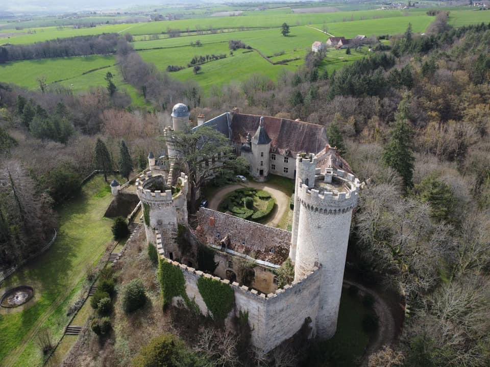 julienmarquis89's tweet photo. Le château de Veauce est à vendre ! Un monument extraordinaire à la vente en exclusivité chez @AntiquairesImmo ! Peut-être une des dernières forteresses en main privée d’Auvergne. Un monument unique, en péril, où de nombreux acteurs sont prêts à soutenir le futur propriétaire… https://t.co/w58k8y6mEI