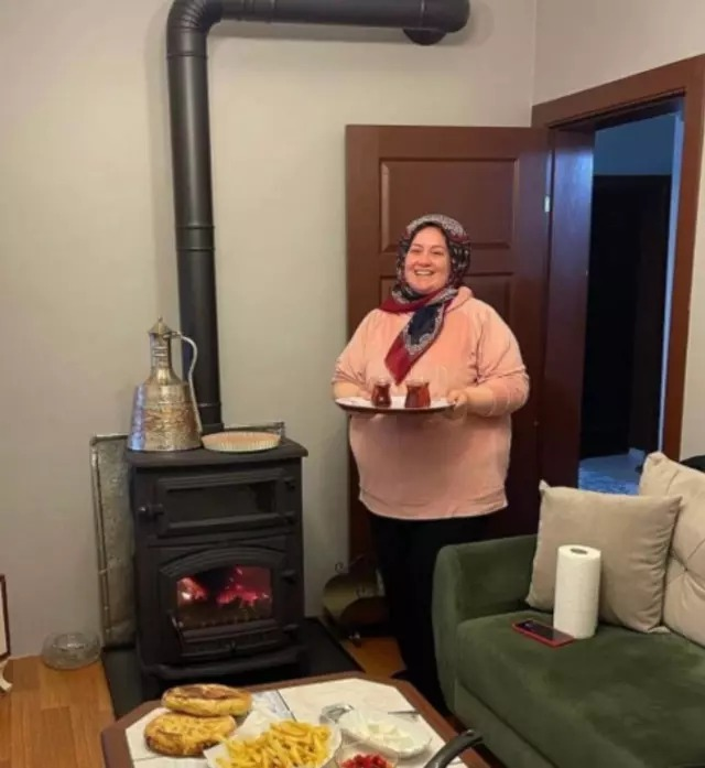 solcugazete's tweet photo. 3 sene önce yayınladığı yemek tarifleriyle fenomen olduktan sonra lüks bir hayat yaşamaya başlayan Rabia Toprak'ın çok sayıda evi, iş yeri ve arabaları olduğu iddia edildi. 

Toprak, Umre'ye gitti, namaz kılarken fotoğraflar paylaştı ve Dubai'de lüks tatiller yaptı. 

Hakkındaki iddiaları yalanlayan Toprak, avukatı aracılığıyla yasal yollara başvuruyor.