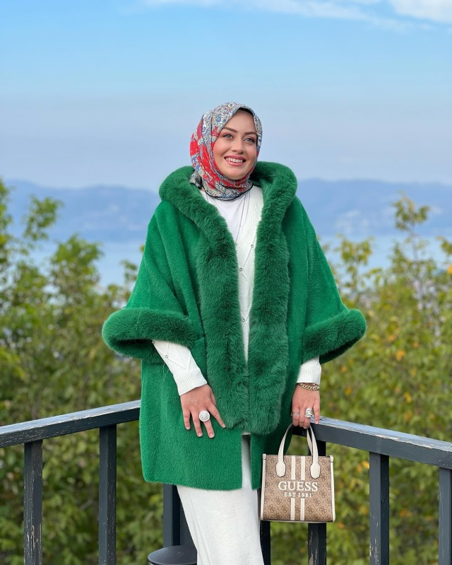 solcugazete's tweet photo. 3 sene önce yayınladığı yemek tarifleriyle fenomen olduktan sonra lüks bir hayat yaşamaya başlayan Rabia Toprak'ın çok sayıda evi, iş yeri ve arabaları olduğu iddia edildi. 

Toprak, Umre'ye gitti, namaz kılarken fotoğraflar paylaştı ve Dubai'de lüks tatiller yaptı. 

Hakkındaki iddiaları yalanlayan Toprak, avukatı aracılığıyla yasal yollara başvuruyor.