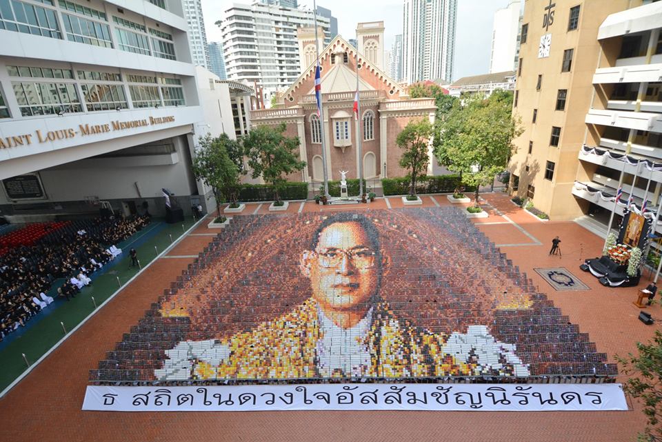 Army904Thailand's tweet photo. #จตุรมิตรครั้งที่30 
#ยกเลิกบังคับแปรอักษร 
#พรรคก้าวไกล 
#เรารักสถาบันพระมหากษัตริย์ 
#เรารักในหลวง
ผลงาน อัสสัมชัญ 
เด็กกลุ่มจตุรมิตรเก่งจริงครับ https://t.co/EBL5DufAbK