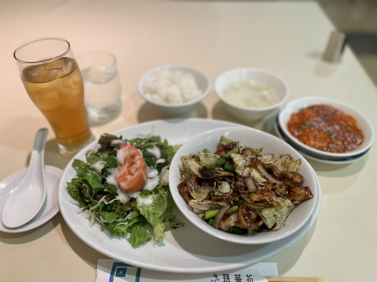 a_aki4's tweet photo. 福島市にある中国飯店精華苑さんで食べた回鍋肉のランチセットです🍚
サイドメニューに海老チリ🦐デザートはかぼちゃのパンナコッタ？🎃で、1人でも色々な種類のおかずが食べられました🙌
#lunch #福島グルメ #福島ランチ #ふくしま情報発信局 https://t.co/54reIcor7r