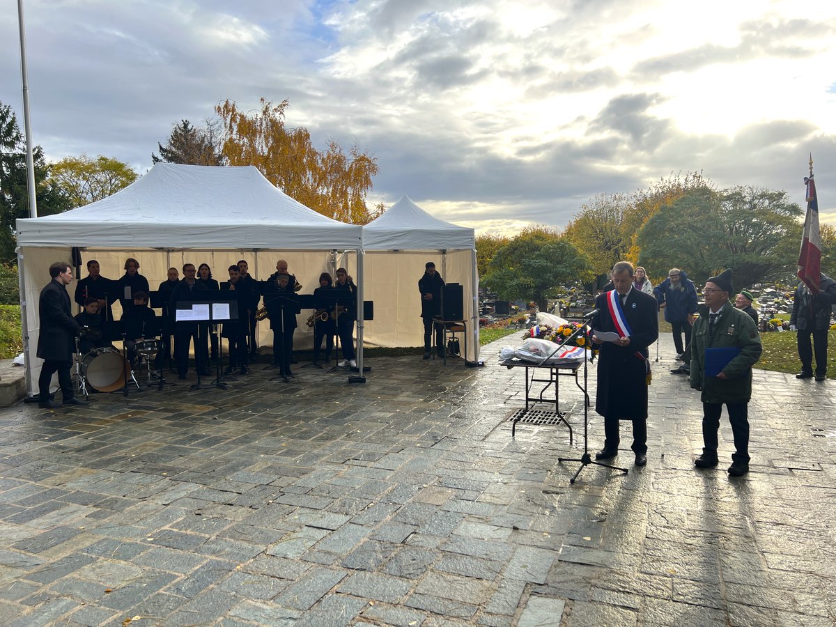 AdeBourrousse's tweet photo. Le #11Novembre à @CarrieresSseine, nous avons rendu hommage à nos soldats, les Poilus, morts pour défendre la France entre 1914 et 1918 🇫🇷

Leur sacrifice nous oblige et leur courage doit rester une source d'inspiration pour les générations futures. https://t.co/4idUvjnfP4