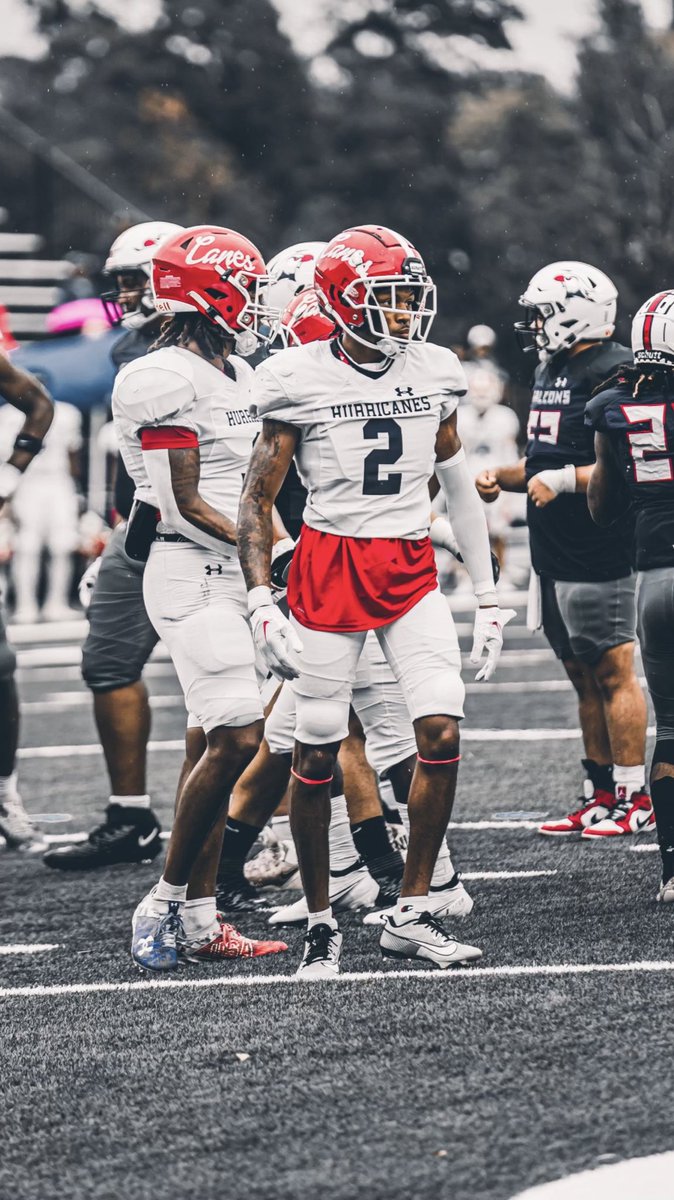 MalachiGrier2's tweet photo. 6’2 170 Ib Physical + Lengthly Cornerback
LC Stats:
•32 TCKs 
•10 PBUs 
•2 FF 
•1 INT 
•1 FR
https://t.co/ROnZ3qoedp
@CaneCoachHodges @CoachNickDean @coachcisco34 @Coach_QSpellman https://t.co/q1KzV0EWOf