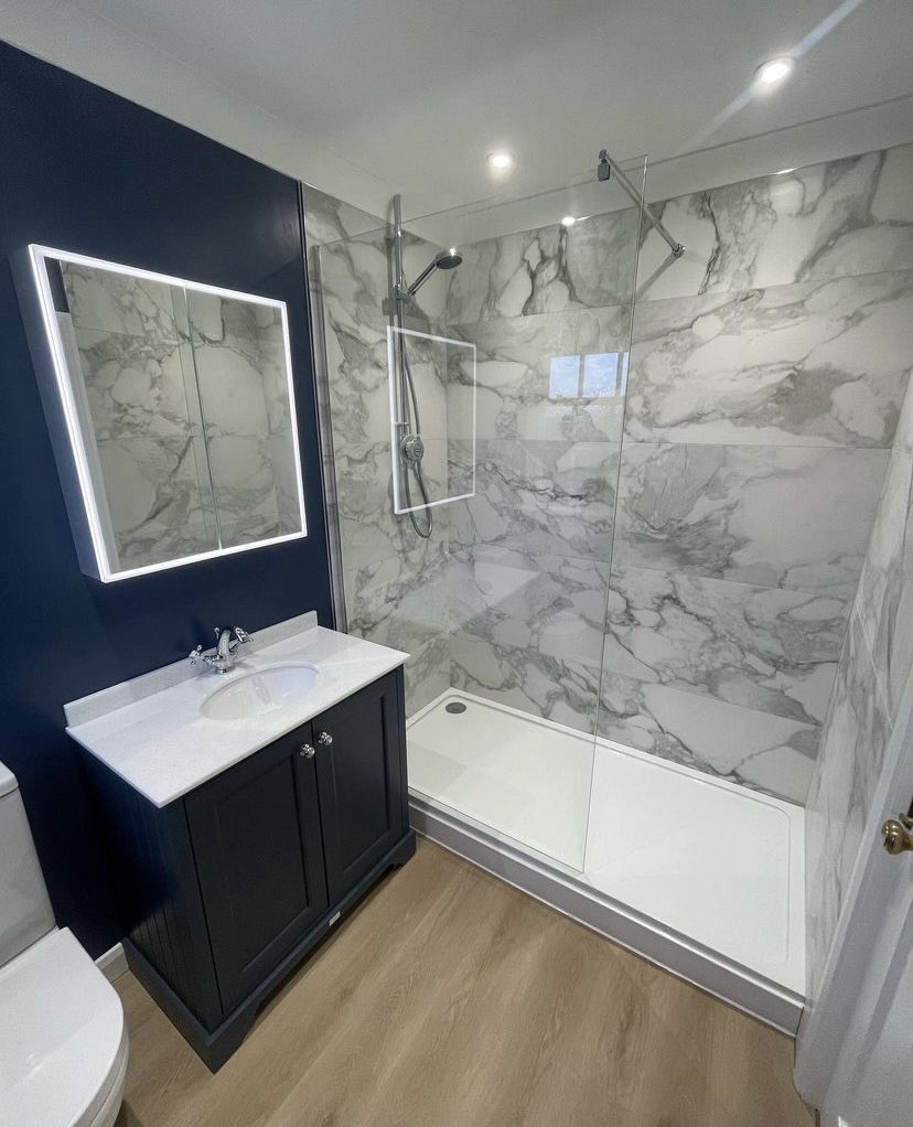 Bayswater furniture is available in four Farrow &amp; Ball colour options!

▫️Stiffkey Blue
▫️Pointing White
▫️Plumnet Grey
▫️Matt Black

Project by: @jtj_plumbingandheating featuring our 2 door furniture unit with 1 tap hole white marble top.