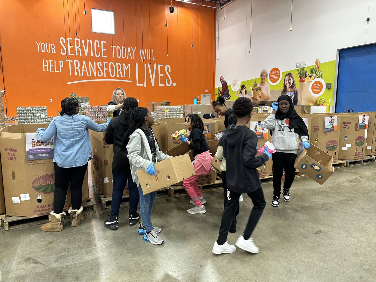 DrTProctor's tweet photo. Cascade Jr. Betas giving back to help our neighbors at the Atlanta Community Food Bank. What a great day of service!! ❤️☺️
#IBcaring
#IBTigerStrong 🐯
@CasPrinciTmomon @didraut @kdavidibcascade @CascadeESMedCtr https://t.co/gNXsaR2Wi4