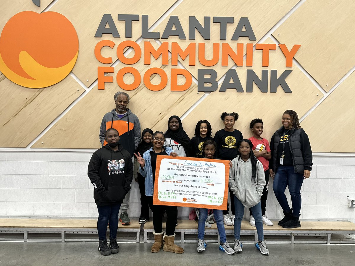 DrTProctor's tweet photo. Cascade Jr. Betas giving back to help our neighbors at the Atlanta Community Food Bank. What a great day of service!! ❤️☺️
#IBcaring
#IBTigerStrong 🐯
@CasPrinciTmomon @didraut @kdavidibcascade @CascadeESMedCtr https://t.co/gNXsaR2Wi4