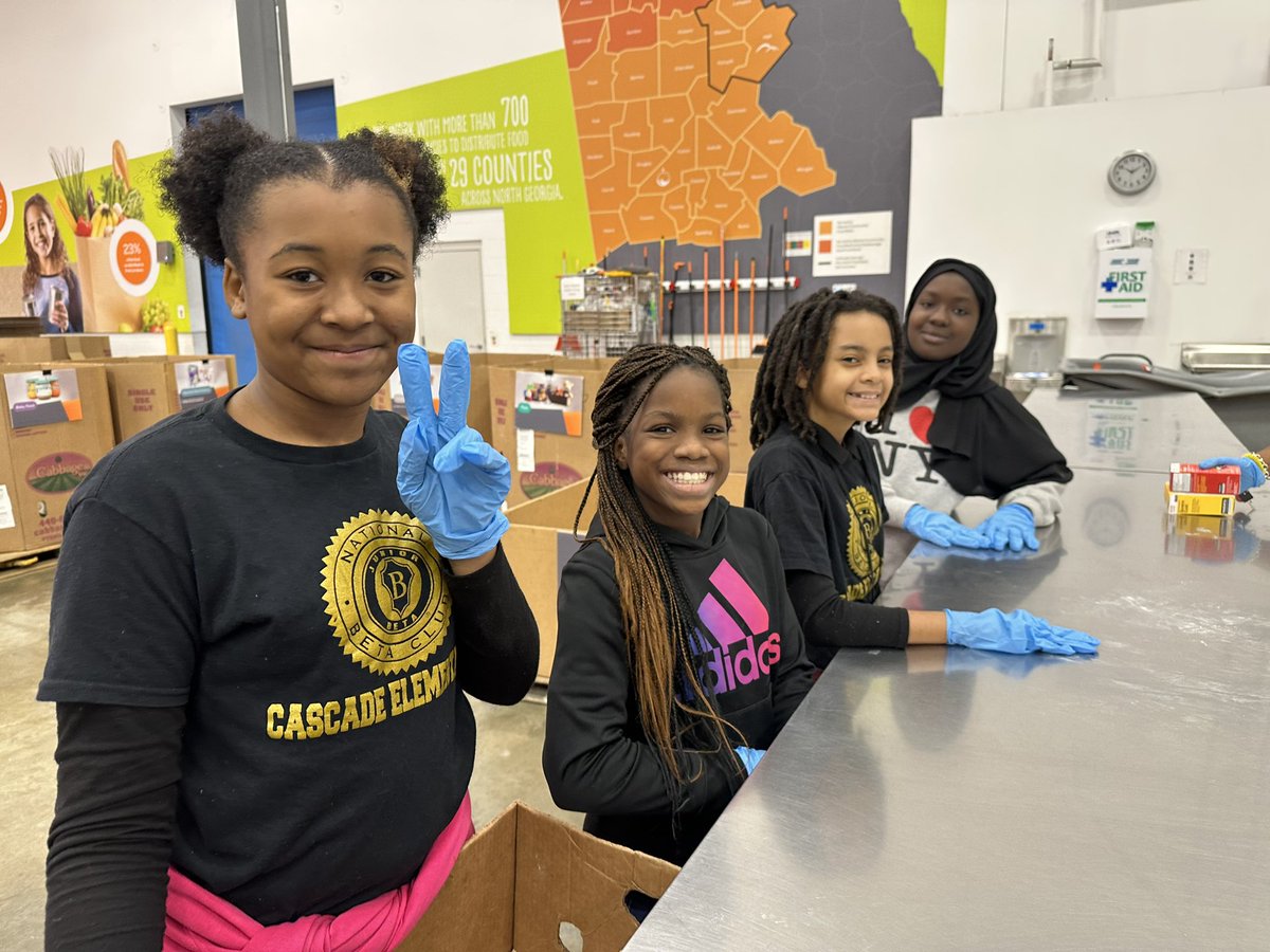DrTProctor's tweet photo. Cascade Jr. Betas giving back to help our neighbors at the Atlanta Community Food Bank. What a great day of service!! ❤️☺️
#IBcaring
#IBTigerStrong 🐯
@CasPrinciTmomon @didraut @kdavidibcascade @CascadeESMedCtr https://t.co/gNXsaR2Wi4