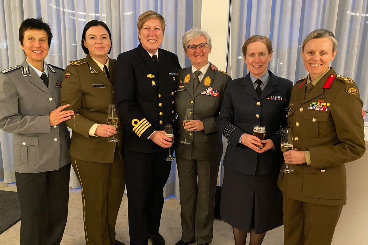 Global security issues on the agenda, when female military leaders & alumni of  #PeaceWithWomenFellowship from 12 nations visited 🇸🇪, meeting repr. of  @Forsvarsmakten, as part of the European Orientation on Global Security Program organised by 🇩🇪 @FueAkBwHH #Bundeswehr