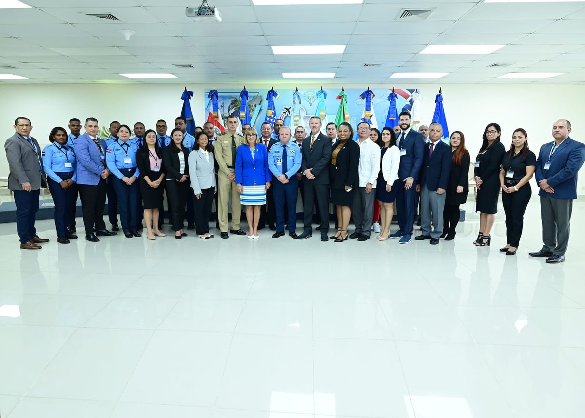 AzuaraAraceli's tweet photo. Esta mañana inauguramos el Taller subregional de amenazas internas de Aviación Civil.Agradecemos a @CESAC_RD @oaci @TSA, @MIREXRD y al @MDefensaRD por su confianza y colaboración con @OEA_CICTE . Afirmamos el compromiso de la @OEA_oficial con la seguridad en la región. https://t.co/JAcCKezCON