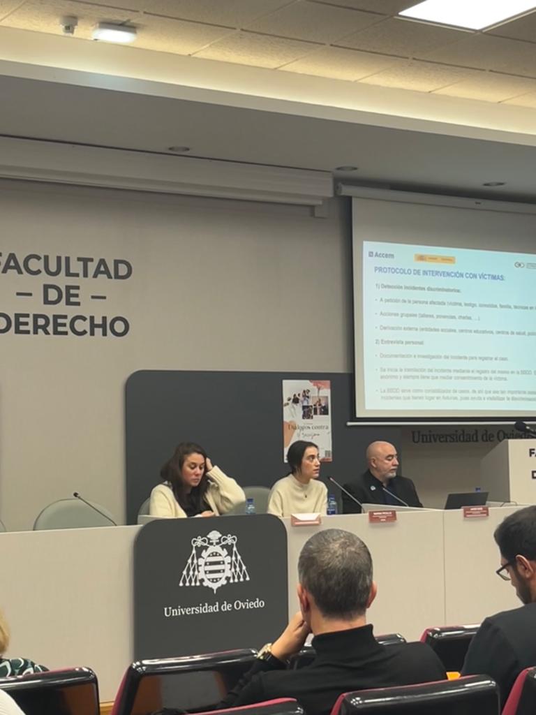 Muy feliz por haber vuelto a mi facultad para presentar el Servicio de Asistencia a víctimas de Discriminación, en el marco de la segunda edición de los Diálogos contra el Racismo, organizado por @gitanos_org_AST y el @MasterGrVulnera de la Universidad de Oviedo✨.