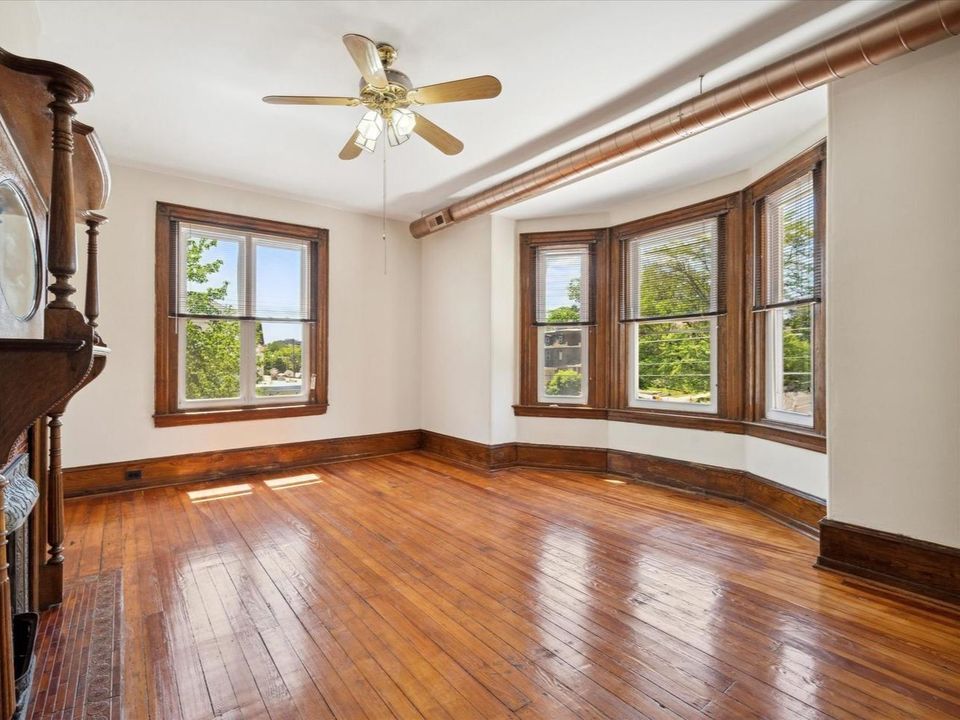 TheSivelGroup's tweet image. Live in the heart of Penn Knox, Germantown at 5349 Wayne Ave, a recently renovated triplex just a short walk from Hansberry Community Garden.

search.thesivelgroup.com/brightmls/6-PA…

#germantown #lovephilly #walktoeverything #moveinready #moveintoday #publictransportation #triplex #newhome