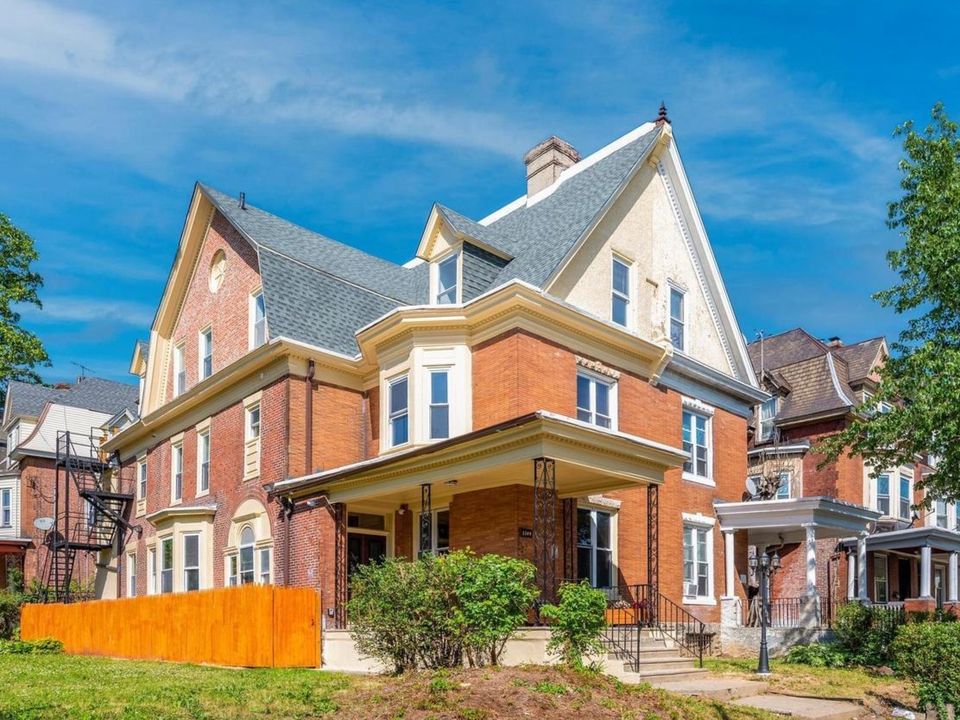 TheSivelGroup's tweet image. Live in the heart of Penn Knox, Germantown at 5349 Wayne Ave, a recently renovated triplex just a short walk from Hansberry Community Garden.

search.thesivelgroup.com/brightmls/6-PA…

#germantown #lovephilly #walktoeverything #moveinready #moveintoday #publictransportation #triplex #newhome